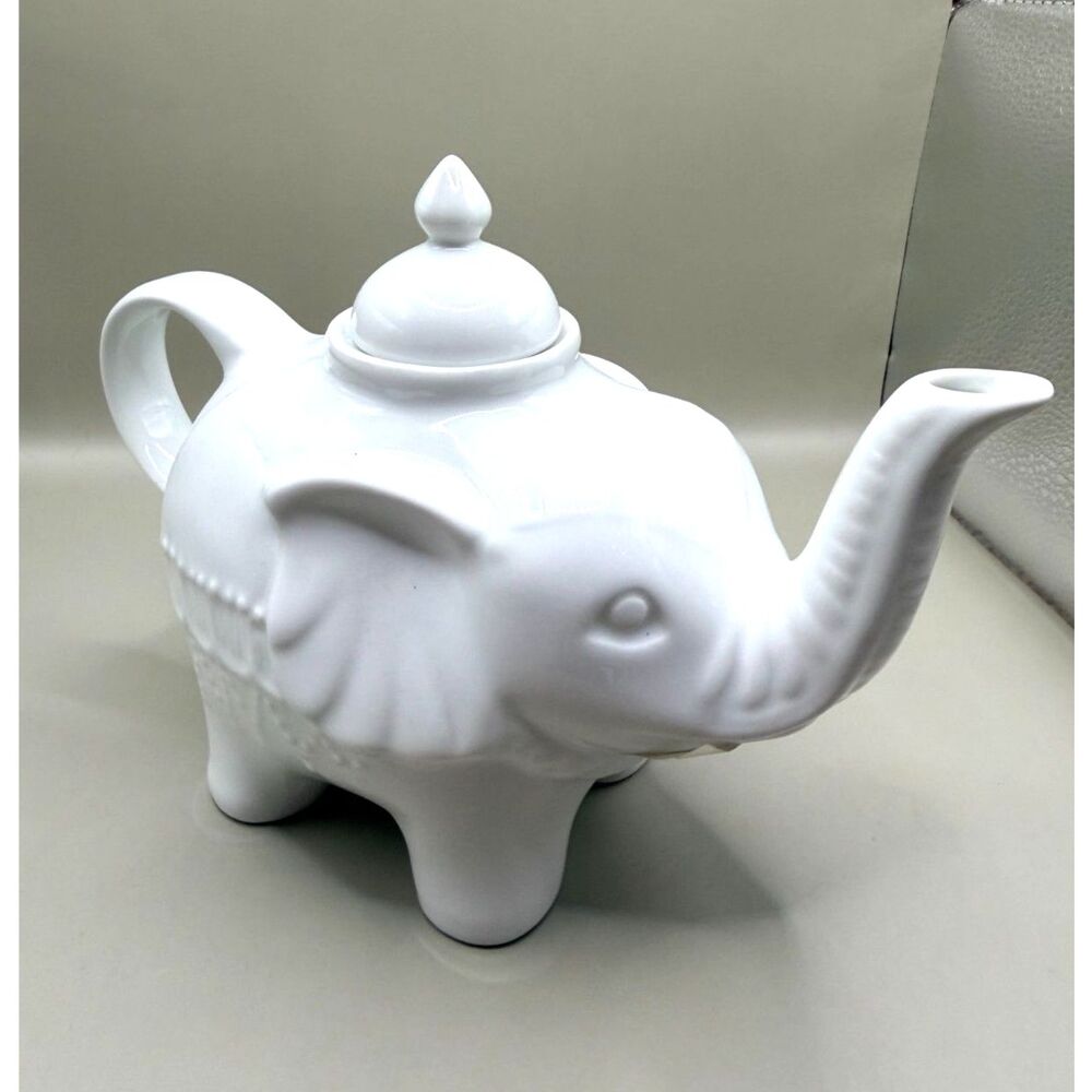Dash of That White Porcelain Elephant Teapot 28 oz Broadway Figural Tea Pot NWT